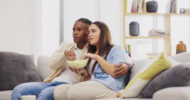 Para Jedzenie Popcornu Oglądanie Telewizji Domu Nawiązywanie Więzi Relaks Kanapie — Wideo stockowe