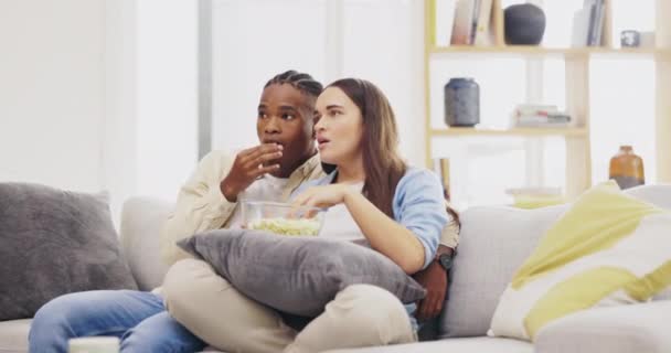 Ζευγάρι Βλέποντας Τηλεόραση Και Τρώγοντας Ποπ Κορν Στο Σπίτι Δένοντας — Αρχείο Βίντεο