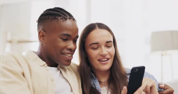 Telefon Śmiech Para Relaksują Się Salonie Nawiązując Więzi Streamując Film — Wideo stockowe