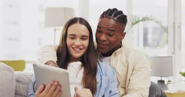 Tablet Χαμόγελο Και Ζευγάρι Χαλαρώσετε Στο Σπίτι Σαλόνι Στον Καναπέ — Αρχείο Βίντεο