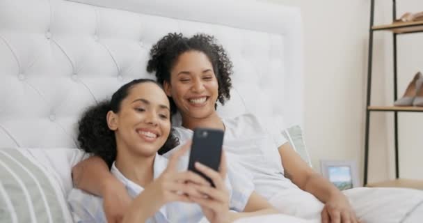 Телефон Кровать Счастливая Пара Друзей Расслабиться Социальными Медиа Пост Смешной — стоковое видео