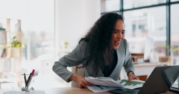 Happy Business Woman Oslava Házení Dokumentů Úspěchu Nebo Dokončení Úřadu — Stock video