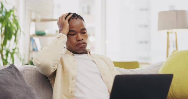Confort Estrés Hombre Negro Usando Portátil Sala Estar Casa Mientras — Vídeos de Stock