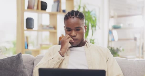 Apoyo Estrés Hombre Negro Usando Portátil Sala Estar Casa Mientras — Vídeos de Stock