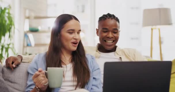 Laptop Καφές Και Ζευγάρι Μιλάμε Στο Σαλόνι Στον Καναπέ Του — Αρχείο Βίντεο