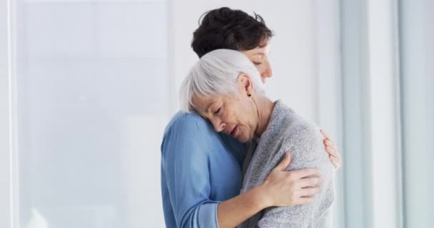 同情和支持母亲和女儿的悲伤 联系和癌症 与老年妇女和照顾者一起为家里的同情 照料和爱哭泣 沮丧和精神健康 — 图库视频影像