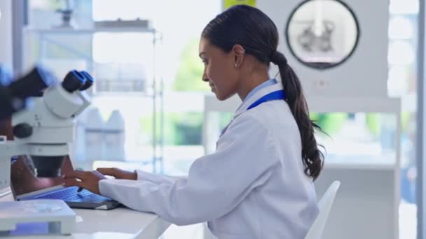 Ciencia Portátil Rostro Mujer Laboratorio Para Investigación Médica Pruebas Adn — Vídeos de Stock