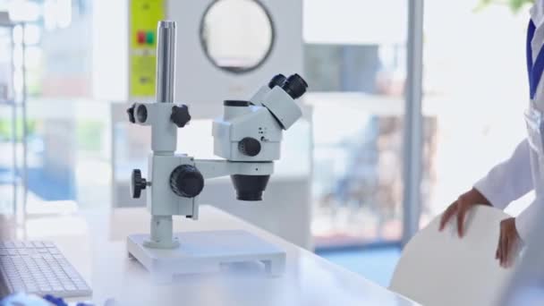 Ciência Microscópio Mulher Indiana Laboratório Para Pesquisa Teste Dna Análise — Vídeo de Stock