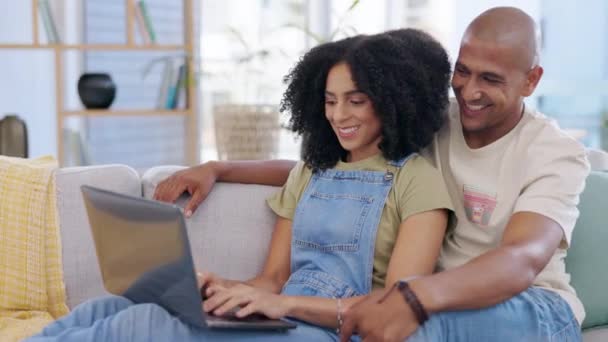 Szerelem Laptop Pár Pihenni Egy Kanapén Boldog Ölelést Miközben Élvezi — Stock videók