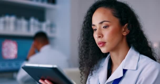 Vetenskap Forskning Och Kvinna Med Tablett Labb För Medicinsk Analys — Stockvideo