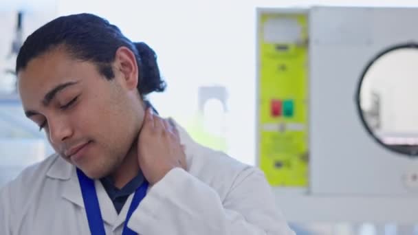 Mann Mit Nackenschmerzen Wissenschaftler Labor Und Gesundheitswesen Müdigkeit Und Massagemuskel — Stockvideo