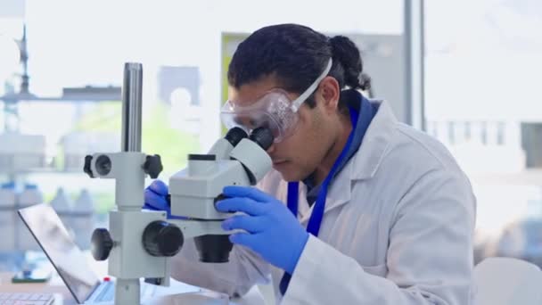 Επιστήμη Μικροσκόπιο Και Άνθρωπος Δείγμα Αίματος Στο Εργαστήριο Για Ανάλυση — Αρχείο Βίντεο