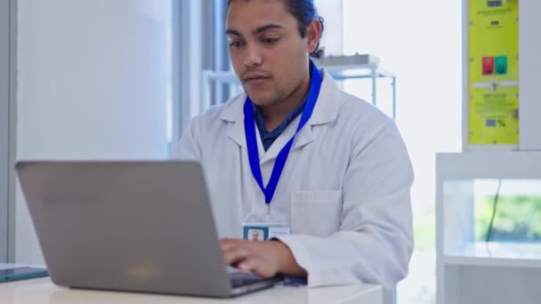 Наука Ноутбук Человек Лаборатории Медицинских Исследований Разработки Вакцин Аналитики Здравоохранение — стоковое видео