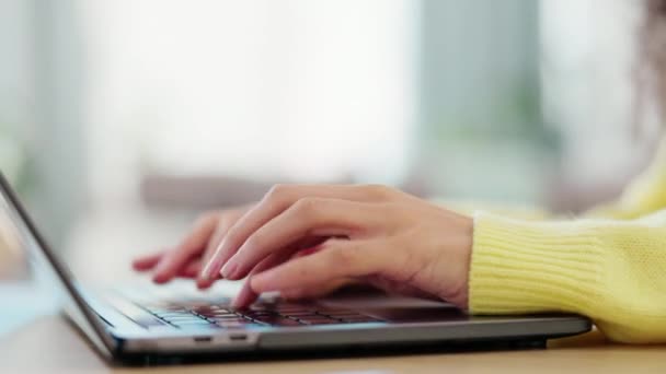 Daktilo Dizüstü Bilgisayar Masadaki Kadının Elleri Posta Yazıyor Hızlı Çalışıyor — Stok video