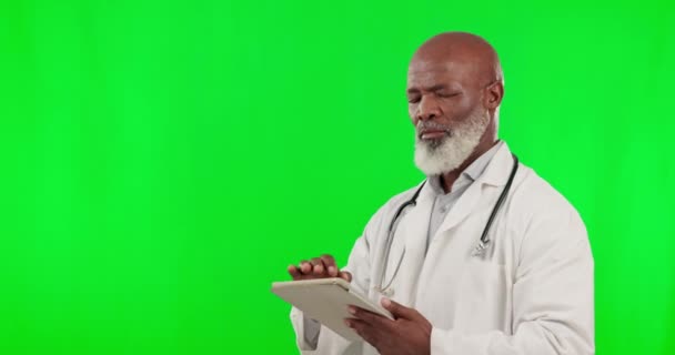 Médical Comprimé Pensée Avec Homme Noir Sur Écran Vert Pour — Video
