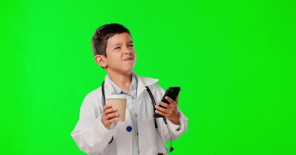 电话和医生与孩子在绿屏上进行医疗 短信和交流 具有工作室背景的男青年的漫画 技术和医疗保健 供互联网 联系人和专家使用 — 图库视频影像