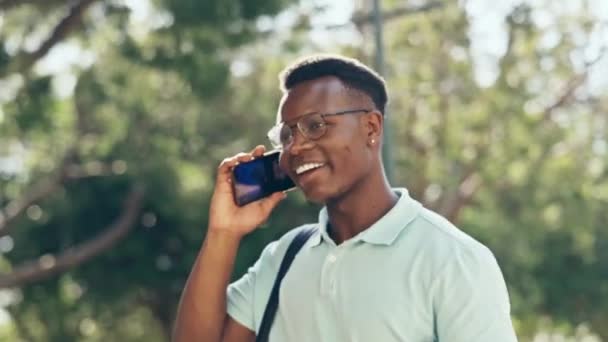 电话和快乐的黑人男子走在室外 愉快和积极的通勤 智能手机 对话和非洲商人一边走路 听求婚一边笑 — 图库视频影像