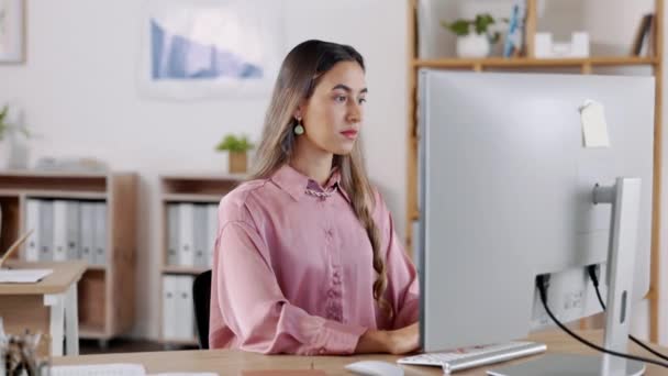 办公室和脸上的商业女性在电脑上工作的在线项目 研究和打字电子邮件 带着自信 自豪和微笑坐在办公桌前的女性员工的企业形象 思维和形象 — 图库视频影像