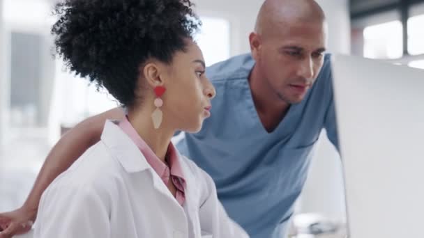 Hospital Computador Discussão Médicos Com Colaboração Trabalho Equipe Uma Clínica — Vídeo de Stock