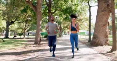 Fitness, koşu ve zenci çift spor, kardiyo ve doğada kaynaşma için parkta. Maraton antrenmanı, erkek ve kadın bahçe yolunda koşuyor sağlık, sağlık ve yeşil ağaçlarla egzersiz.