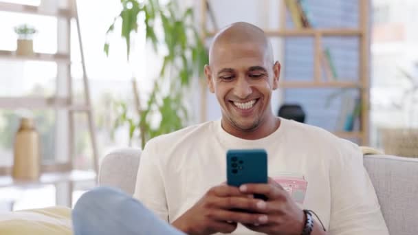 Rindo Homem Smartphone Engraçado Sala Estar Sofá Leitura Mídias Sociais — Vídeo de Stock