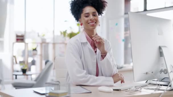 Médico Mulher Rosto Pesquisa Saúde Com Sorriso Para Consulta Telessaúde — Vídeo de Stock