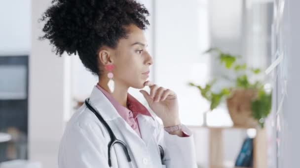 Γιατρός Γυναίκα Και Σκέψη Στο Σχεδιασμό Του Προγράμματος Υγειονομική Περίθαλψη — Αρχείο Βίντεο