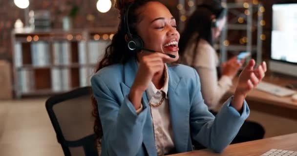 Business Woman Call Center Talking Night Headphones Computer Customer Service — Stock Video