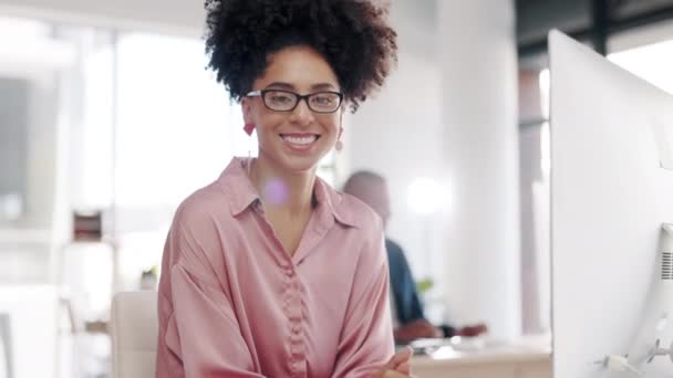 Feliz Cara Mulher Negócios Computador Escritório Sorriso Confiante Trabalhar Online — Vídeo de Stock