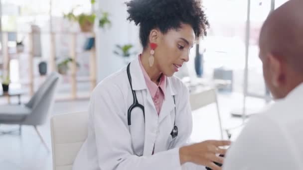 Médico Mulher Tablet Conversa Com Homem Para Atendimento Médico Consulta — Vídeo de Stock