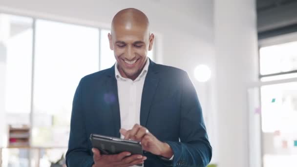 Επιχειρηματίας Tablet Και Χαρούμενος Υπάλληλος Ένα Γραφείο Ψηφιακή Αναλυτική Και — Αρχείο Βίντεο