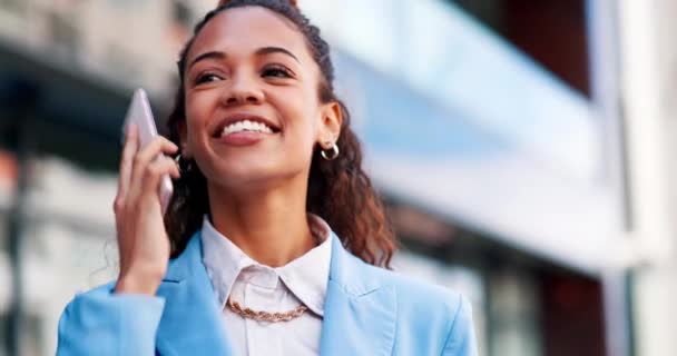 Llamada Telefónica Mujer Negocios Riendo Ciudad Hablando Hablando Con Contacto — Vídeo de stock