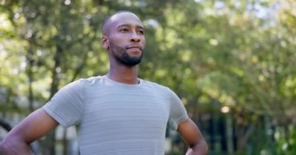 Черный Человек Бегун Дышащий Парке Тренировки Оглядываясь Вокруг Мир Природе — стоковое видео
