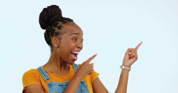 兴奋的脸庞 快乐的黑人女性指向商业促销 广告复制空间或营销模型 插播广告 产品投放模型和工作室中的女性孤立在粉刷背景下 — 图库视频影像