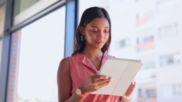 Ventana Negocio Mujer Con Tablet Pensamiento Ideas Para Planificación Conexión — Vídeo de stock