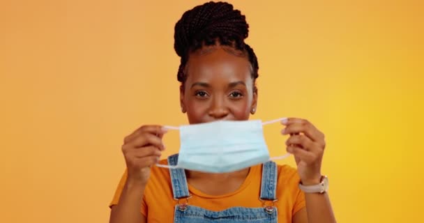 Covid Gezichtsmasker Studio Zwarte Vrouw Duimen Omhoog Voor Bacteriële Veiligheid — Stockvideo