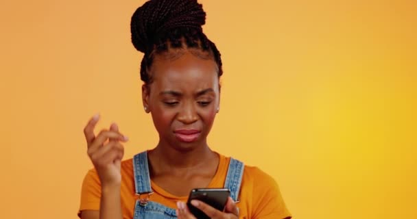 Запутанная Чернокожая Женщина Телефонный Спам Студии Проблемой Мобильной Связи Царапины — стоковое видео