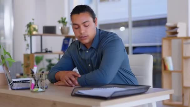 Cansado Hombre Negocios Durmiendo Oficina Con Agotamiento Estrés Laboral Baja — Vídeos de Stock