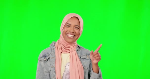 穆斯林 脸和快乐的女人指着绿色的屏幕 工作室和模拟的背景 在即将推出产品的背景下 伊斯兰模型广告宣传 品牌形象及微笑的刻画 — 图库视频影像