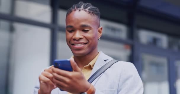 Phone Scroll Laughing Black Man Reading Comedy Blog Meme Joke — Stock Video
