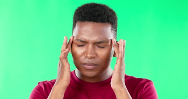 背景に隔離されたスタジオで緑の画面に痛みを持つ頭痛 ストレス 片頭痛 病気や疲労を持つうつ病 精神衛生とアフリカの人 — ストック動画