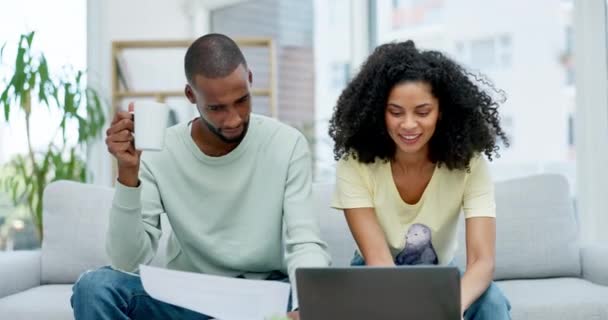 黑人夫妇 笔记本电脑和抵押贷款费用在财务计划或预算文件中一起坐在沙发上 从事财务文书工作或在客厅付帐的非洲男女 — 图库视频影像