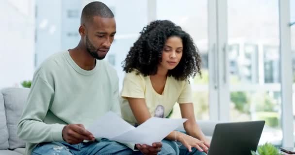 Discutez Ordinateur Portable Couple Avec Paperasserie Pour Finance Les Impôts — Video