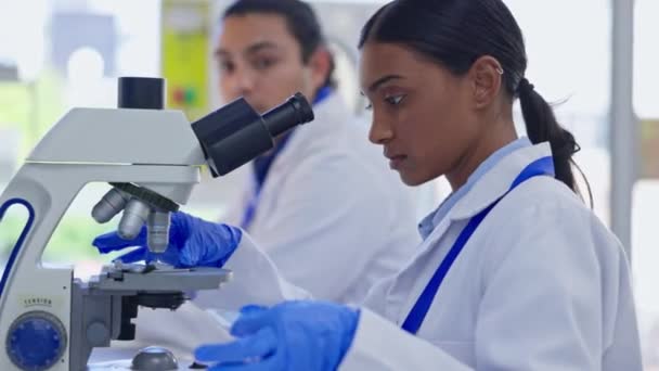 Indiase Wetenschapper Vrouw Microscoop Analyse Studie Monster Voor Farmaceutische Product — Stockvideo