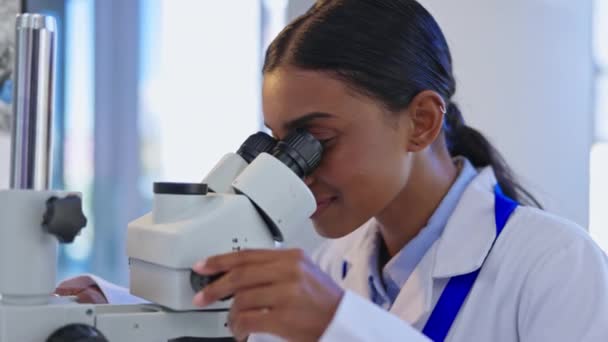 Наука Открытие Женщина Ученый Микроскопом Лаборатории Инноваций Здравоохранении Биотехнология Исследования — стоковое видео