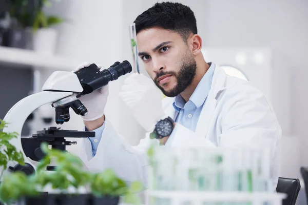 현미경 그리고 인간은 가능성 테스트 튜브와 식물학 연구를 가지고 연구실에 — 스톡 사진