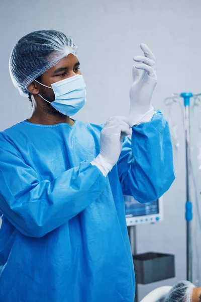 手術の医師 医療および外科処置の人は病院の操作劇場の安全のためのPpeから始まる 医療専門家 健康保険 保護具の男性外科医 — ストック写真