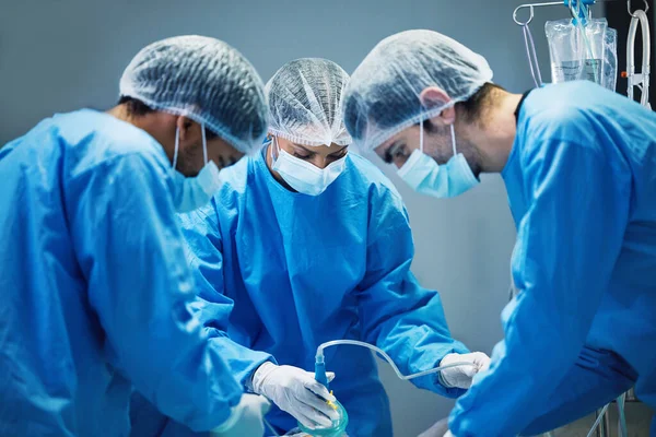 医師のチームN手術 健康と外科手術の手順は Ppeで始まり 病院での手術劇場でのコラボレーション 診療所の外科医と医療 医療保険 安全装置 — ストック写真
