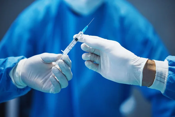 Χειρουργική Νοσοκόμα Χέρια Γιατρό Σύριγγα Ιατρική Και Χειρουργική Διαδικασία Closeup — Φωτογραφία Αρχείου