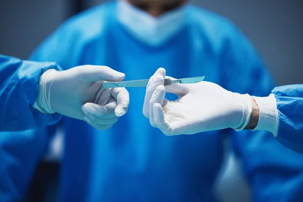 Cirurgia Enfermeira Mãos Bisturi Médico Com Medicina Procedimento Cirúrgico Close — Fotografia de Stock